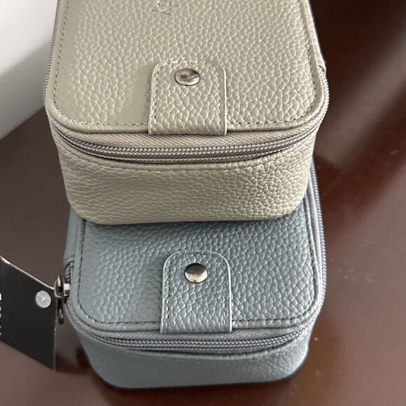 Lot Of 2 United Polaris Therabody Amenity Kits Grey Blue Zip-Around, New Sealed - Picture 3 of 6